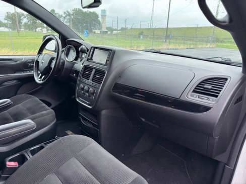 Used 2017 Dodge Grand Caravan SE FWD image 29