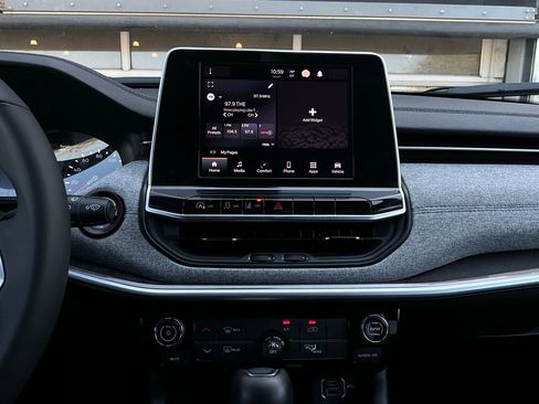 Used 2025 Jeep Compass Latitude image 26