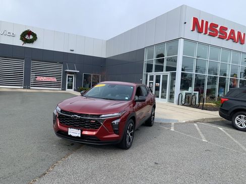 Used 2025 Chevrolet Trax RS w/ Sunroof Package image 2