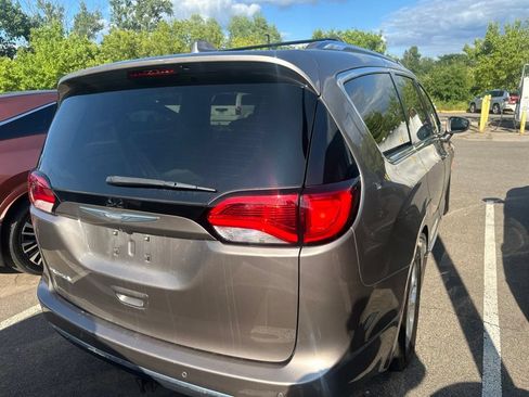 Used 2017 Chrysler Pacifica Touring-L Plus FWD image 26