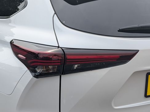 Used 2024 Toyota Highlander Platinum AWD/4WD image 18