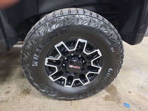 New 2026 GMC Sierra 2500 AT4X w/ LPO, Black Badging Package AWD/4WD image 31