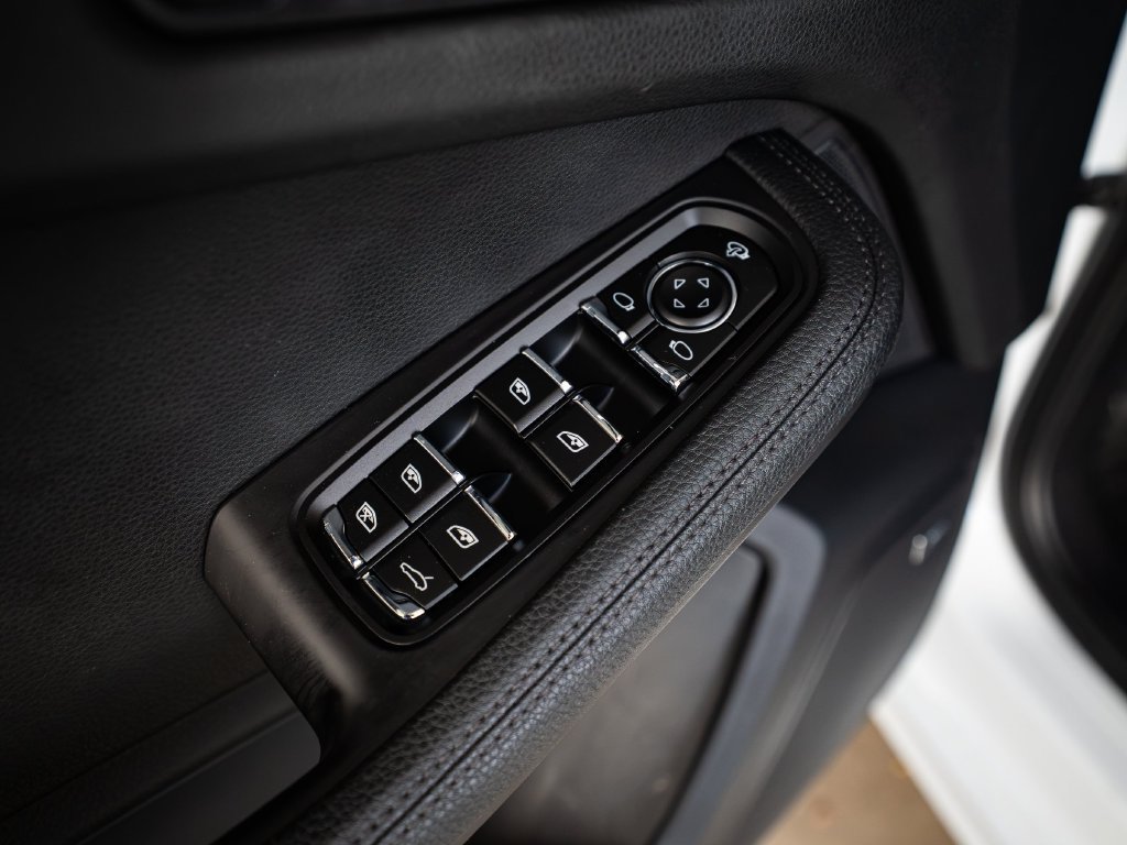 Certified 2023 Porsche Macan AWD/4WD image 22