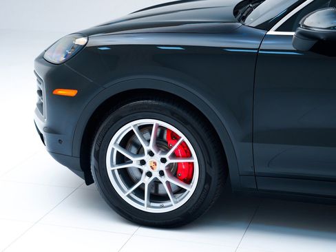 Used 2025 Porsche Cayenne S image 11