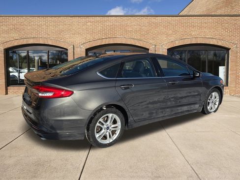 Used 2018 Ford Fusion SE w/ Fusion SE Technology Package image 3