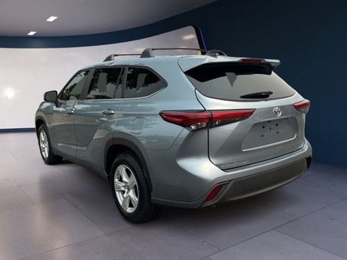 Used 2023 Toyota Highlander LE FWD image 3