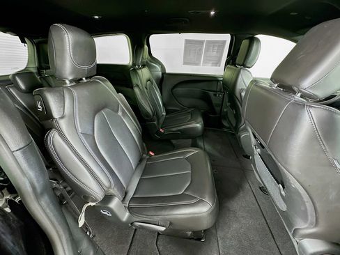Used 2025 Chrysler Pacifica Select image 35