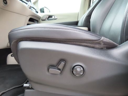 Certified 2024 Chrysler Pacifica Touring-L FWD image 6