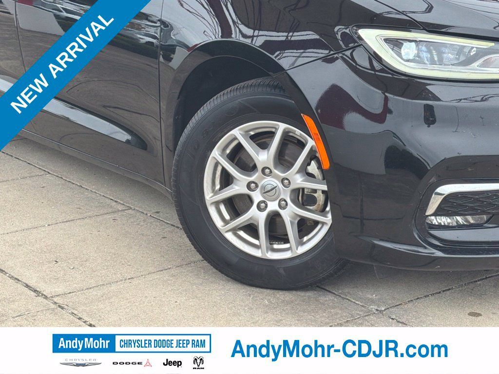 Used 2024 Chrysler Pacifica Touring-L FWD image 10