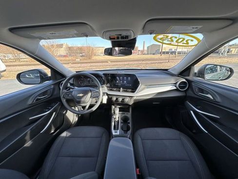 Certified 2025 Chevrolet Trax LS image 18