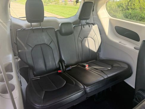 Used 2024 Chrysler Pacifica Touring-L FWD image 15
