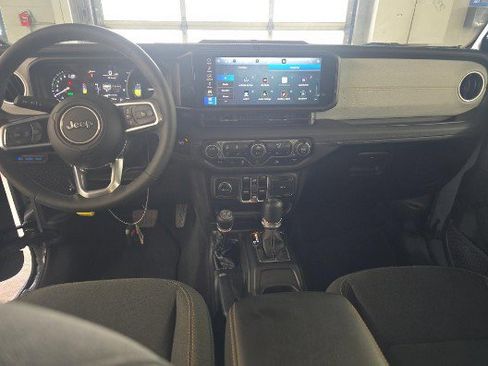 Used 2025 Jeep Wrangler Sahara image 9