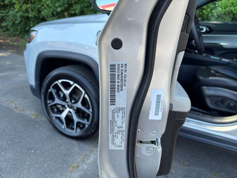 Used 2025 Jeep Compass Limited AWD/4WD image 30