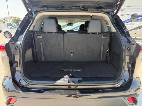 Used 2022 Toyota Highlander XLE AWD/4WD image 27
