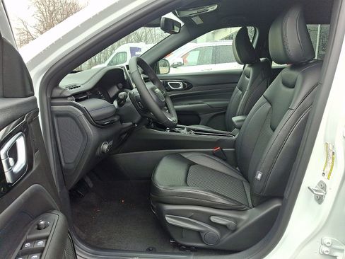 New 2026 Jeep Compass Latitude image 9