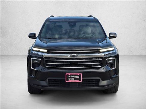 Used 2025 Chevrolet Traverse LT FWD image 2