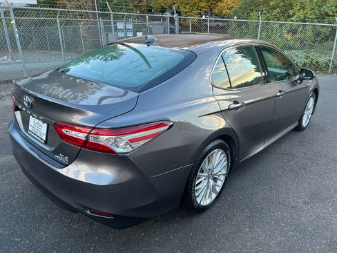 Used 2019 Toyota Camry XLE image 5