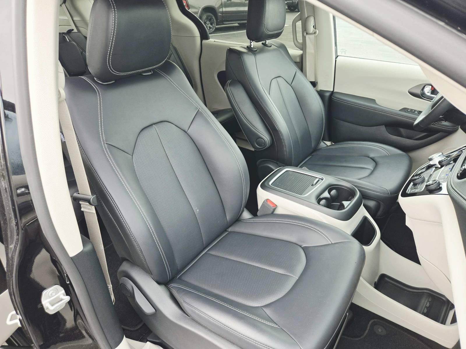 Used 2024 Chrysler Pacifica Touring-L FWD image 18