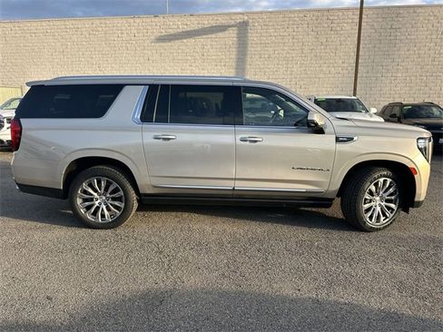 Used 2021 GMC Yukon XL Denali w/ Denali Premium Package image 3