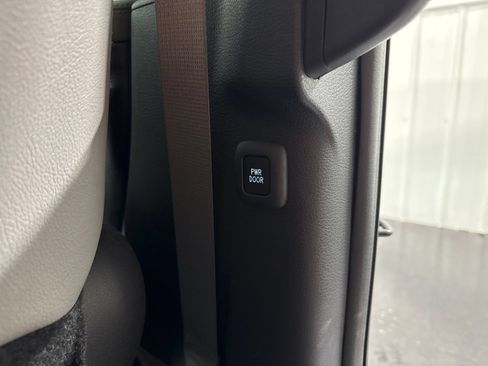 Used 2025 Toyota Sienna XLE FWD image 14