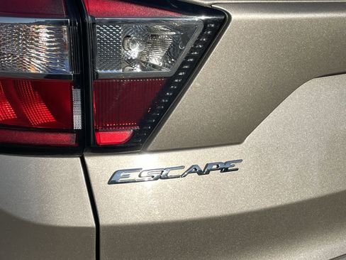 Used 2017 Ford Escape SE w/ SE Cold Weather Package AWD/4WD image 34