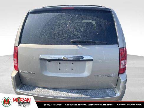 Used 2009 Chrysler Town & Country Touring FWD image 4