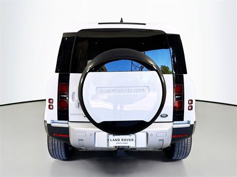Used 2023 Land Rover Defender 110 SE image 6