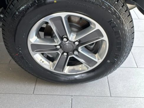 Used 2019 Jeep Wrangler Unlimited Sahara AWD/4WD image 18
