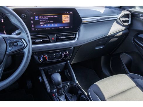 Used 2025 Chevrolet TrailBlazer LT AWD/4WD image 23