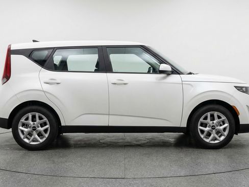 Used 2025 Kia Soul LX w/ LX Technology Package image 11