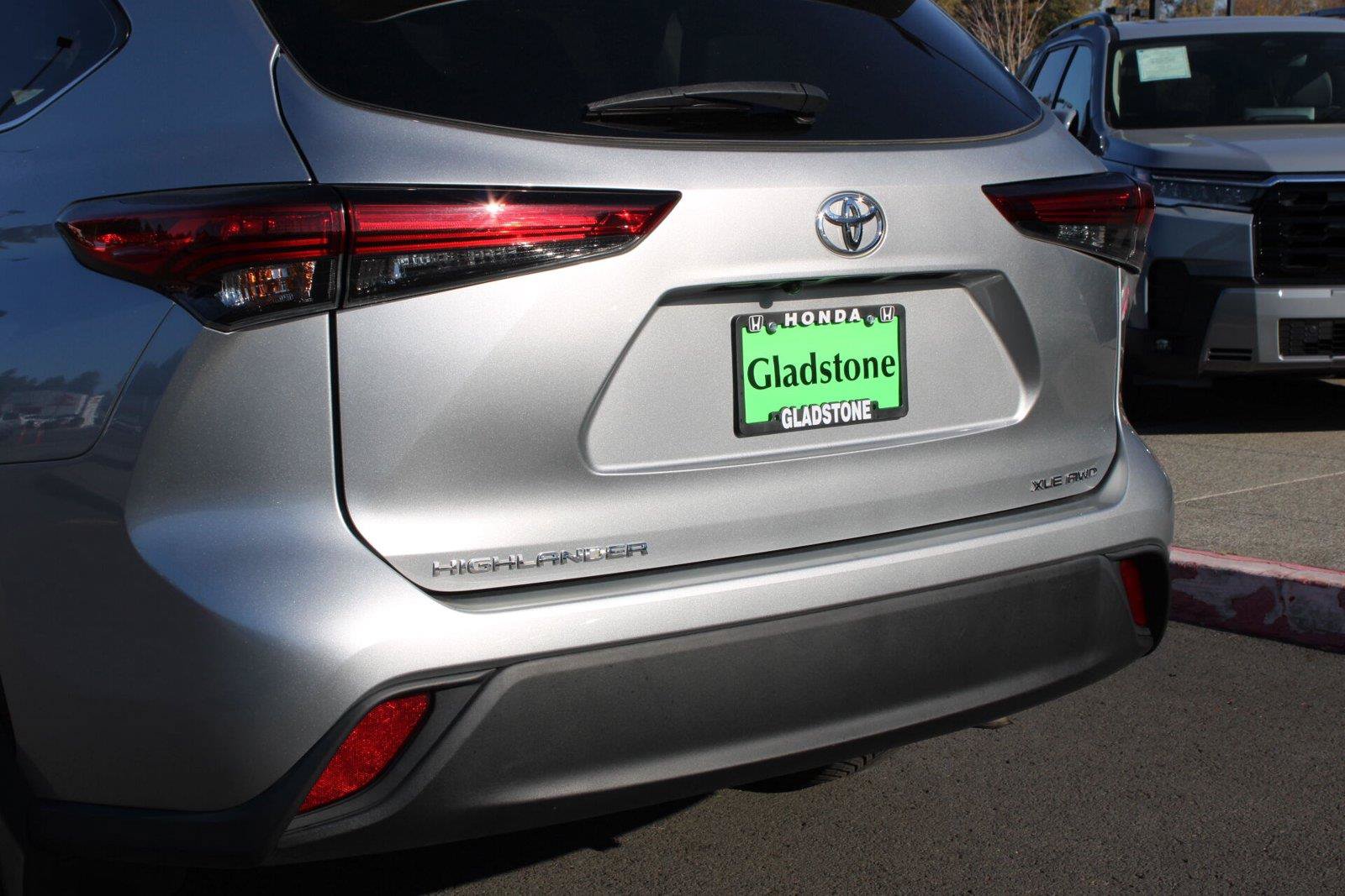 Used 2022 Toyota Highlander XLE AWD/4WD image 16