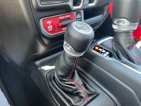 Used 2022 Jeep Wrangler Unlimited Rubicon w/ Cold Weather Group AWD/4WD image 34