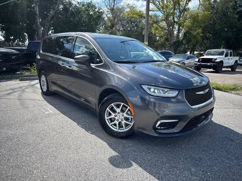 Used 2023 Chrysler Pacifica Touring-L FWD image 5