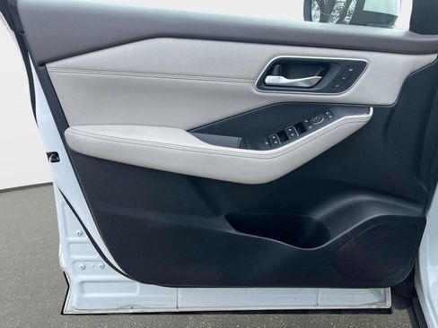 Used 2021 Nissan Rogue SL w/ Premium Package image 18