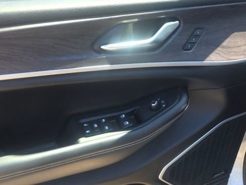 Used 2023 Jeep Grand Cherokee L Limited RWD image 11