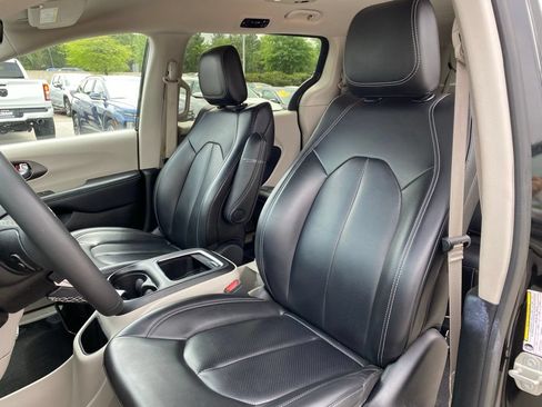 Used 2023 Chrysler Pacifica Touring-L FWD image 24