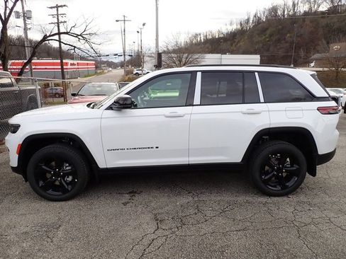 New 2025 Jeep Grand Cherokee Limited w/ Black Appearance Package image 2
