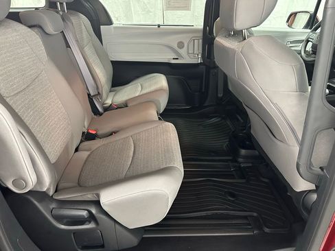 Used 2025 Toyota Sienna LE image 54