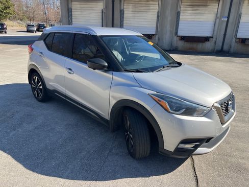 Used 2019 Nissan Kicks SR w/ SR Premium Package image 12