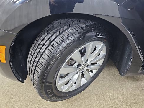 Used 2019 Volkswagen Beetle 2.0T S image 36