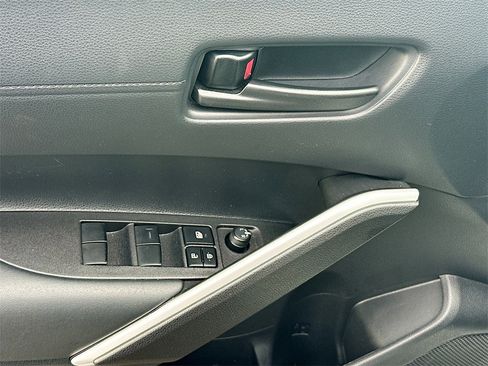 Used 2025 Toyota Corolla Cross SE image 21