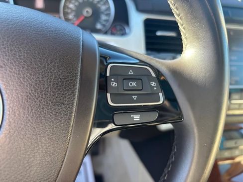 Used 2014 Volkswagen Touareg Sport image 16