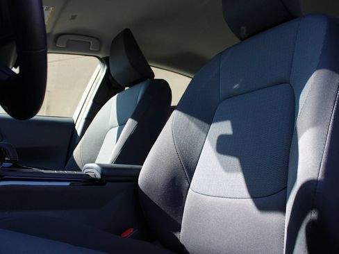 Used 2025 Toyota Prius LE FWD image 9