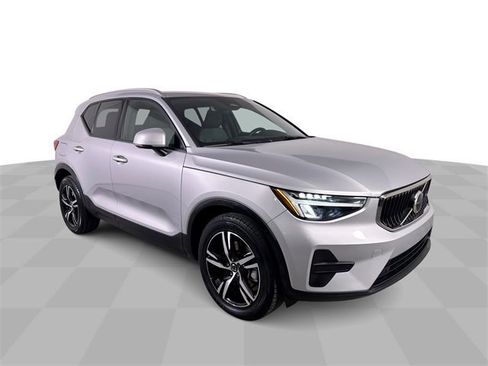 Used 2023 Volvo XC40 B5 Core image 2