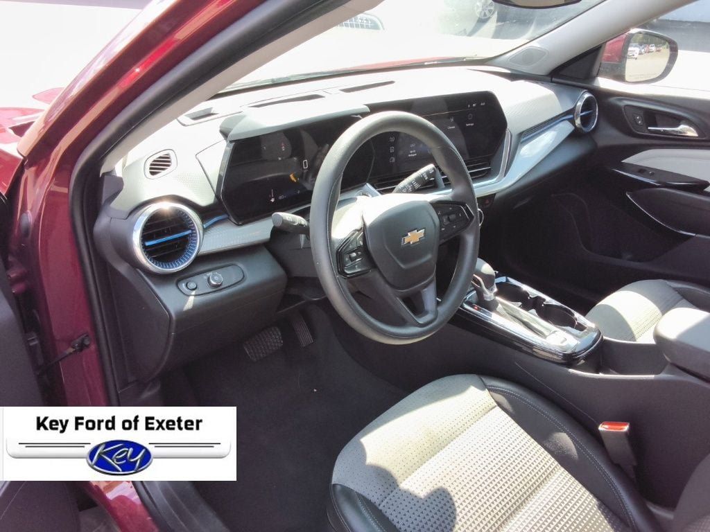 Used 2025 Chevrolet Trax LT FWD image 24