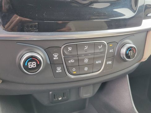 Used 2022 Chevrolet Traverse LS FWD image 27