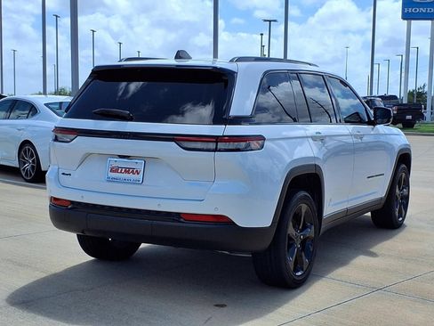 Used 2024 Jeep Grand Cherokee Altitude AWD/4WD image 7