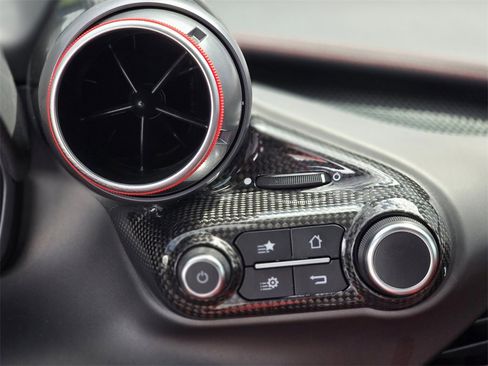 Used 2022 Ferrari F8 Tributo image 27