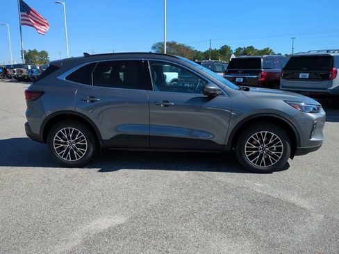 Used 2025 Ford Escape SE w/ PHEV Premium Package FWD image 3
