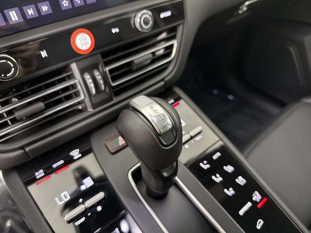Certified 2026 Porsche Macan AWD/4WD image 34